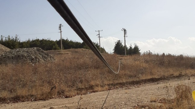TÜRK TELEKOM KABLOLARI AYLARDIR YERLERDE KALDIRILMAYI BEKLİYOR !