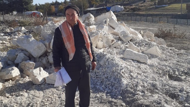 DENİZLİ’NİN BAKLAN BOĞAZİÇİ MAHALLESİNDE ÇİFTÇİLER TARLALARINDAKİ MOLOZLARIN TEMİZLENMESİNİ BEKLİYOR.