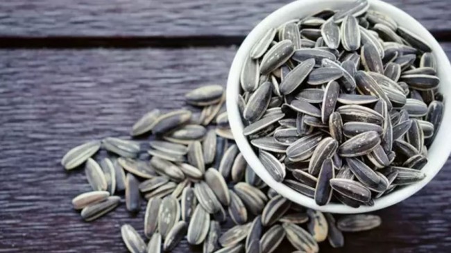 Türk Markalı Ay Çekirdekleri Almanya’da Marketlerden Toplatılıyor!